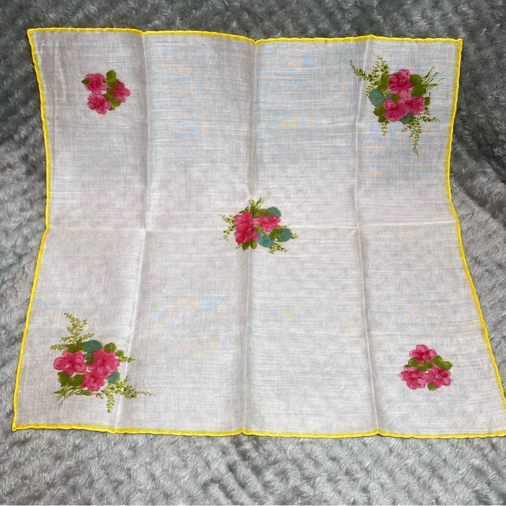 Cuite Vintage Ladies Flowered Handkerchief with Bound Edges